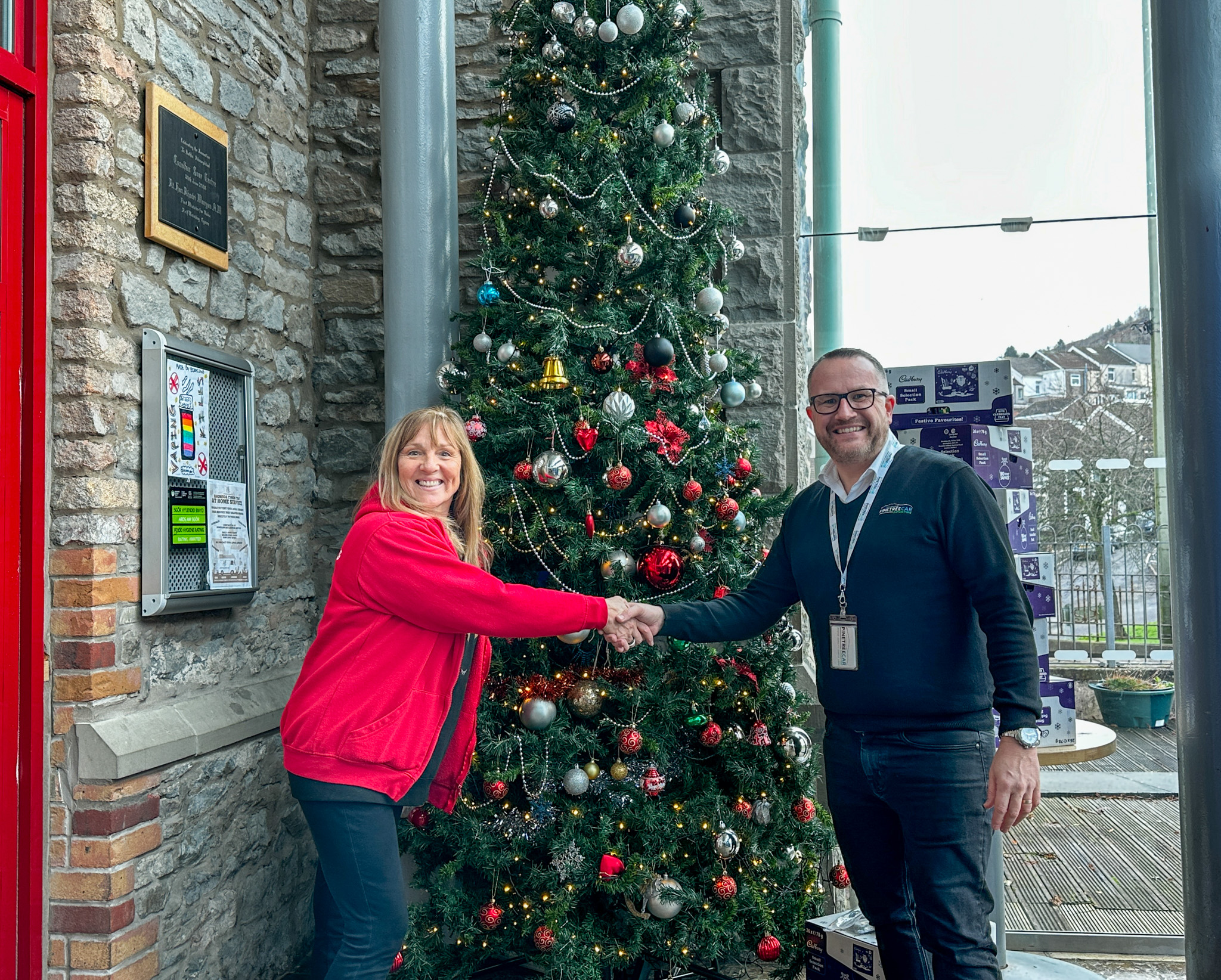 Pinetree Car Superstore yn cefnogi Plant Cymoedd Penygraig y Nadolig hwn!